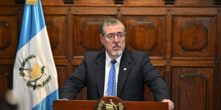 Presidente felicita a gremio de abogados y notarios por elecciones del CANG