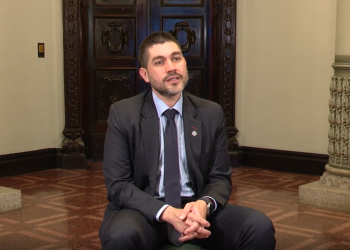 Exalcalde colombiano destaca en Guatemala que la seguridad debe construirse sin ceder a tentaciones autoritarias. (Foto: captura de pantalla)