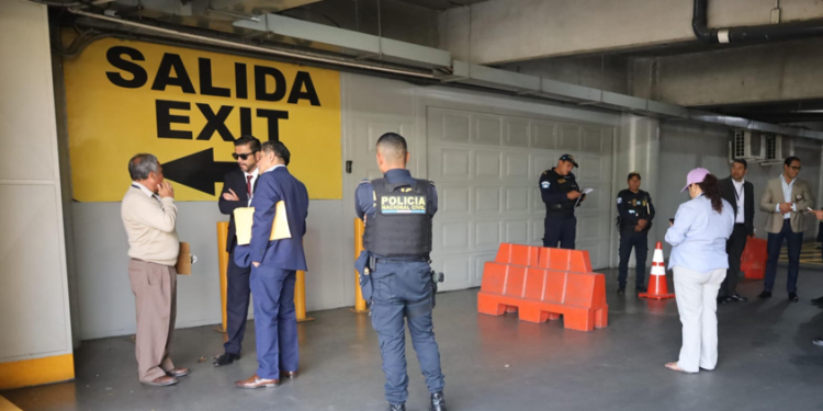 Intervienen en el parqueo del Aeropuerto Internacional La Aurora. (Foto: CIV)