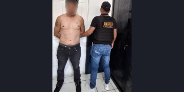 El expulsado fue identificado como Yovanny Antonio Mejía Rivera, de 45 años, señalado como pandillero terrorista del Barrio 18. / Foto: PNC