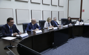 Integrantes de la representación internacional dialogaron con autoridades del Ministerio de Gobernación. / Foto: Mingob.