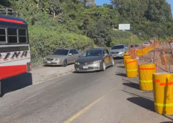 Las labores consisten en la colocación de asfalto en el paso alterno habilitado. / Foto: CIV