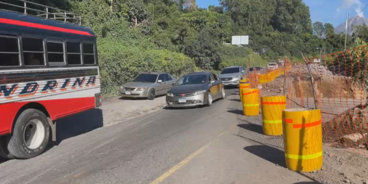 Las labores consisten en la colocación de asfalto en el paso alterno habilitado. / Foto: CIV