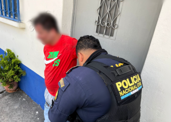 Agentes lograron neutralizar y capturar al presunto atacante, identificado como Derick N, de 37 años. / Foto: PNC