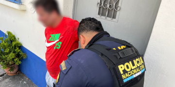 Agentes lograron neutralizar y capturar al presunto atacante, identificado como Derick N, de 37 años. / Foto: PNC