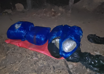 La droga fue encontrada abandonada en un área cercana al perímetro del centro carcelario. / Foto: PNC