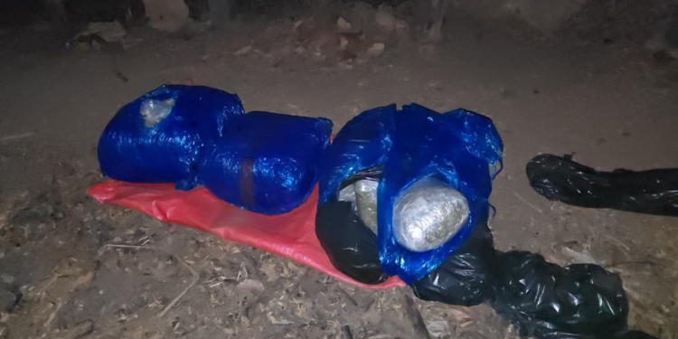 La droga fue encontrada abandonada en un área cercana al perímetro del centro carcelario. / Foto: PNC