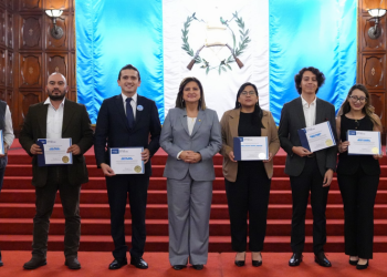 Vicepresidenta entrega reconocimientos a madrinas, padrinos y aliados de los Clubes de ciencias. (Foto: vicepresidencia)