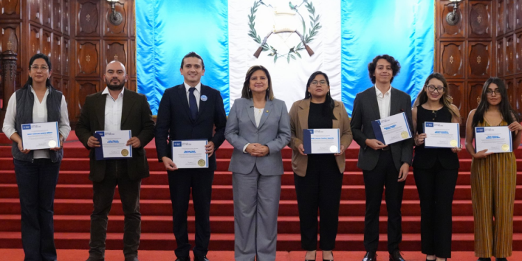 Vicepresidenta entrega reconocimientos a madrinas, padrinos y aliados de los Clubes de ciencias. (Foto: vicepresidencia)
