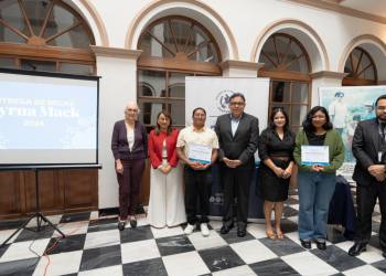 Segeplan entrega Beca Myrna Mack a dos estudiantes de antropología de la USAC