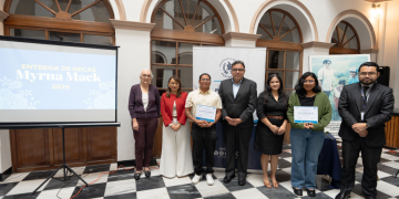 Segeplan entrega Beca Myrna Mack a dos estudiantes de antropología de la USAC