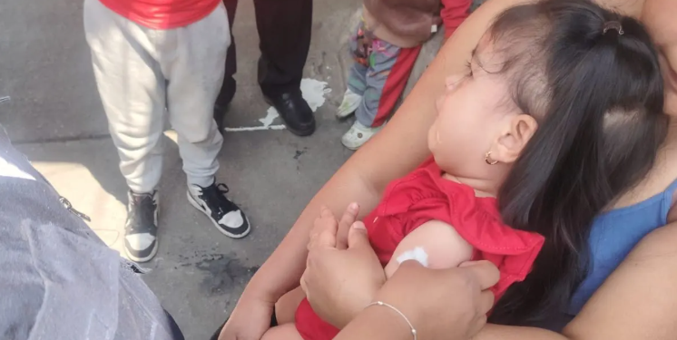 Redes de salud llevan la vacunación a diferentes puntos de la ciudad capital. (Foto: MSPAS)