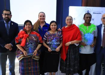 El Ministerio de Educación entregó el Premio Ajtz’inhb a destacados promotores de los idiomas nacionales. (Foto: Mineduc)