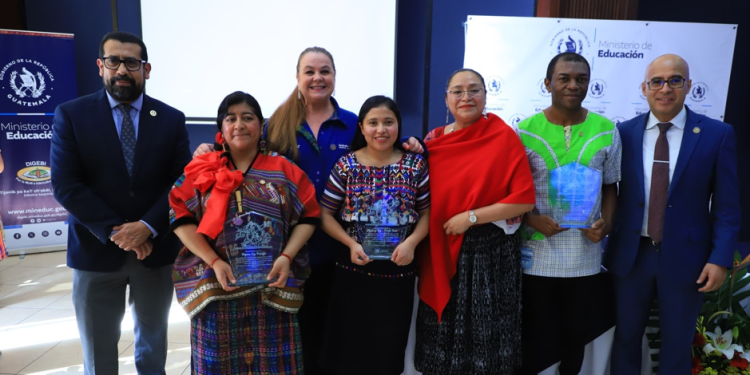 El Ministerio de Educación entregó el Premio Ajtz’inhb a destacados promotores de los idiomas nacionales. (Foto: Mineduc)