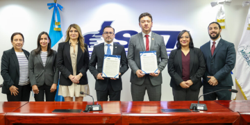 IGM y SAT firman convenio para facilitar la reintegración de migrantes retornados. (Foto: IGM)