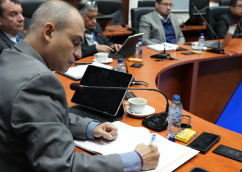 El viceministro de Tecnología de la Información y Comunicaciones, William Cameros, lidera la Mesa Técnica Interinstitucional. / Foto: Mingob