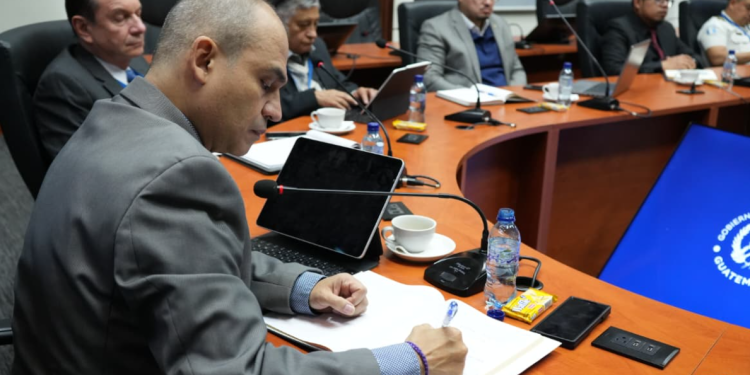 El viceministro de Tecnología de la Información y Comunicaciones, William Cameros, lidera la Mesa Técnica Interinstitucional. / Foto: Mingob