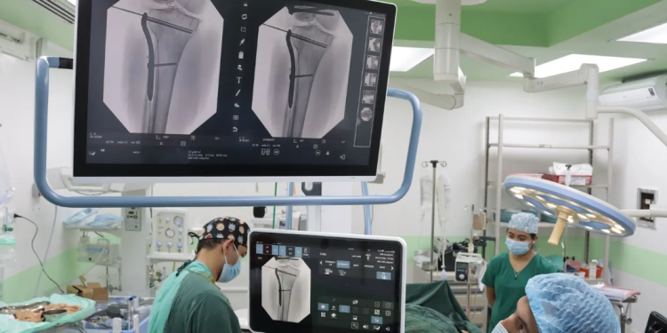 Nuevo aparato agregado al quirófano del Hospital Departamental de Totonicapán permitió la recuperación de movilidad de un paciente. (Foto: MSPAS)