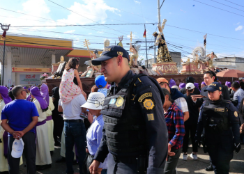 Despliegue de agentes de la PNC en el Solemne Cortejo Procesional de Jesús Nazareno del Consuelo del Templo de la Recolección. / Foto: PNC