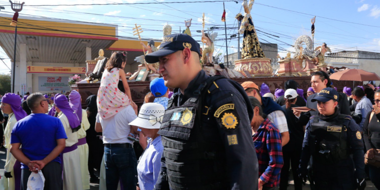 Despliegue de agentes de la PNC en el Solemne Cortejo Procesional de Jesús Nazareno del Consuelo del Templo de la Recolección. / Foto: PNC