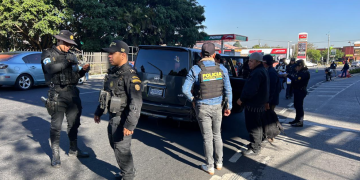 Este tipo de operativos contra taxis ilegales en Guatemala responde a denuncias ciudadanas. / Foto: PNC