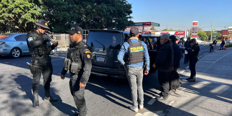 Este tipo de operativos contra taxis ilegales en Guatemala responde a denuncias ciudadanas. / Foto: PNC