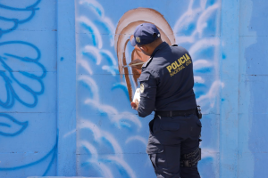 Como parte del proyecto, se realizó la elaboración de un mural con temática de paisajismo y cultura de denuncia, que sustituirá los mensajes de pandillas. / Foto: Alex Jacinto