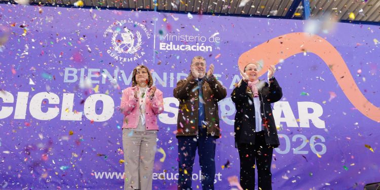 El presidente Bernardo Arévalo, junto a la vicepresidenta Karin Herrera y la ministra de Educación, Anabella Giracca, inauguran el ciclo escolar 2026 en la aldea San Antonio Serchil, San Marcos.