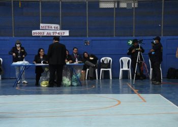 Pese a presencia del MP, abogados ejercen su voto en elección del CANG para magistrados de la CC