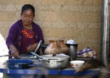 Con el uso de estufas mejoradas se reducen los riesgos de enfermedades pulmonares por exposición al humo.