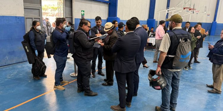 Fiscales del Ministerio Público (MP) allanan sedes de votación del CANG en la capital. / Foto: Guatemala Visible.