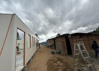 Unidad de Construcción de Edificios del Estado avanza en la construcción de módulo prefabricado en Baja Verapaz. (Foto: UCEE)