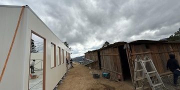 Unidad de Construcción de Edificios del Estado avanza en la construcción de módulo prefabricado en Baja Verapaz. (Foto: UCEE)