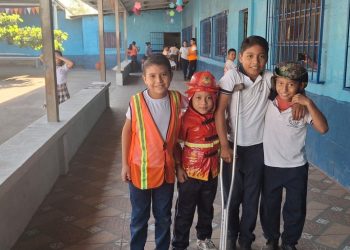 Estudiantes de diferentes centros educativos participan en el Simulacro Nacional 2026. (Foto: Mineduc)