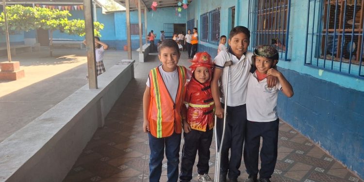 Estudiantes de diferentes centros educativos participan en el Simulacro Nacional 2026. (Foto: Mineduc)