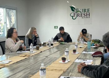 Autoridades del Ministerio de Economía dialogaron con productores de mora de San José Poaquil. (Foto: Mineco)