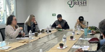 Autoridades del Ministerio de Economía dialogaron con productores de mora de San José Poaquil. (Foto: Mineco)