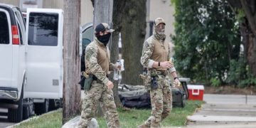 El Departamento de Seguridad Nacional de EE. UU. asegura que agentes de la ICE no vigilarán los centros de votación en noviembre.