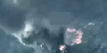 Una de las lanchas en el momento en el que fue destruida.