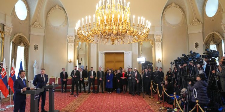 El secretario de Estado de Estados Unidos, Marco Rubio, habló sobre la situación en Venezuela durante una conferencia de prensa junto al primer ministro de Eslovaquia, en Bratislava.