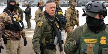 Las redadas migratorias a cargo del ICE y la patrulla fronteriza de EE. UU. continuarán a pesar de la falta de financiamiento para el Departamento de Seguridad Nacional.