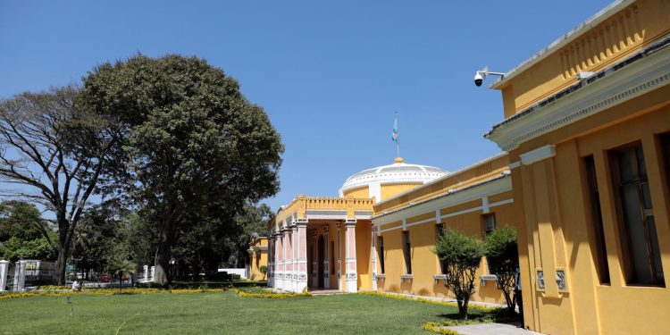 El ente rector de los institutos y escuelas normales con especialidades será el Ministerio de Educación.