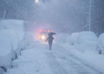 La nevada ha dejado acumulación de nieve en las calles que supera los 60 centímetros y paralizado la ciudad de Nueva York.
