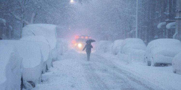 La nevada ha dejado acumulación de nieve en las calles que supera los 60 centímetros y paralizado la ciudad de Nueva York.