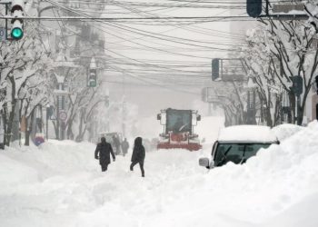 Las fuertes nevadas en Japón han dejado muertos y heridos y han causado estragos en ciudades y carreteras.