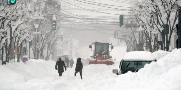Las fuertes nevadas en Japón han dejado muertos y heridos y han causado estragos en ciudades y carreteras.