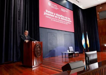 El presidente Bernardo Arévalo conversa con estudiantes de la Universidad Rafael Landívar