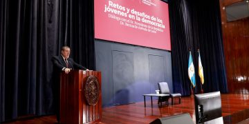 El presidente Bernardo Arévalo conversa con estudiantes de la Universidad Rafael Landívar
