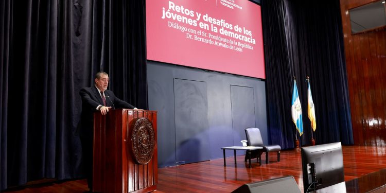 El presidente Bernardo Arévalo conversa con estudiantes de la Universidad Rafael Landívar