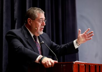 El presidente Bernardo Arévalo, durante diálogo con jóvenes estudiantes de la Universidad Rafael Landívar.